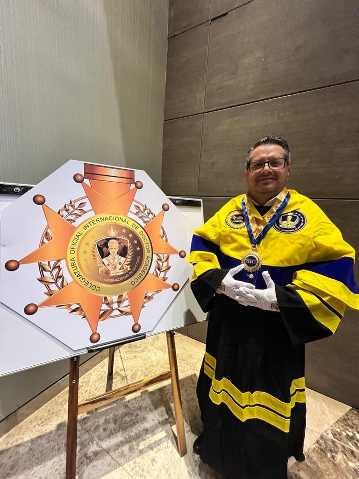 Edgar Arturo Contreras Quiroz en su investidura como Miembro Oficial del Colegio Oficial Internacional de Doctores